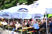 im Schatten des AltenHofs Frankenwein geniessen (Foto: Martin Schmitz)